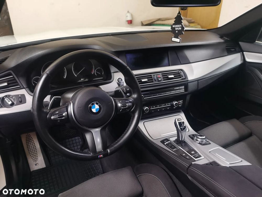 BMW Seria 5 525d xDrive - 28
