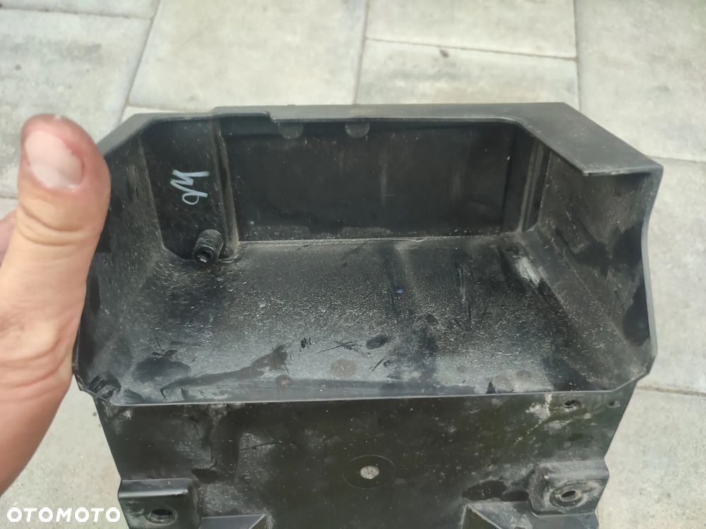 Obudowa, osłona, podstawa akumulatora Kawasaki Z900 - 9