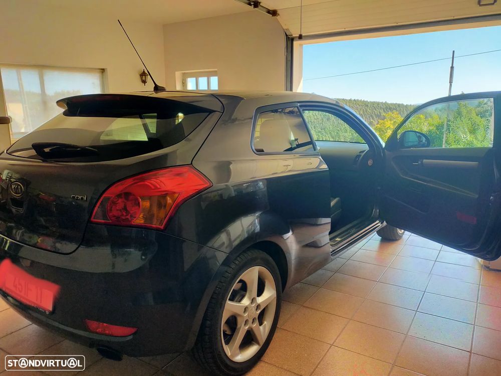 Kia Ceed S Coupé 1.6 CRDi EX — fotografia 3