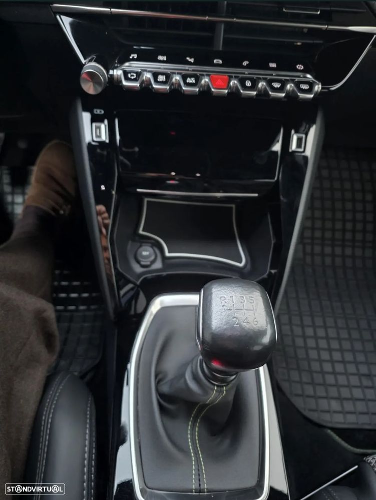 Peugeot 208 - 8