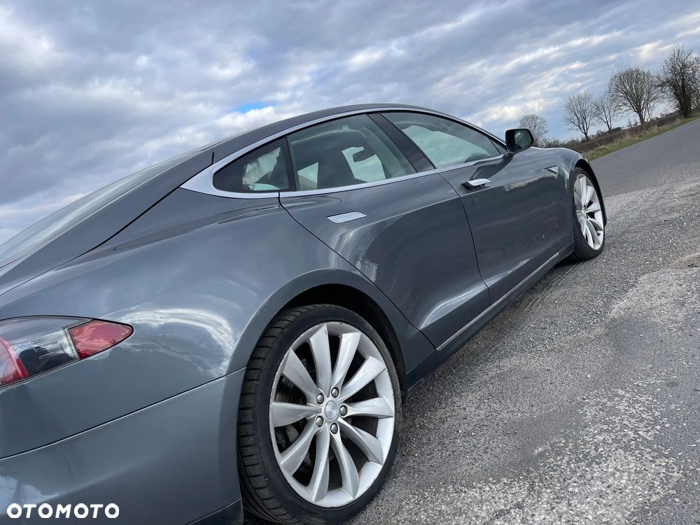 Tesla Model S - 32