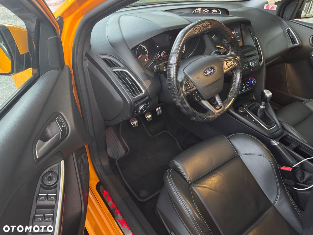 Ford Focus 2.0 EcoBoost ST - 35