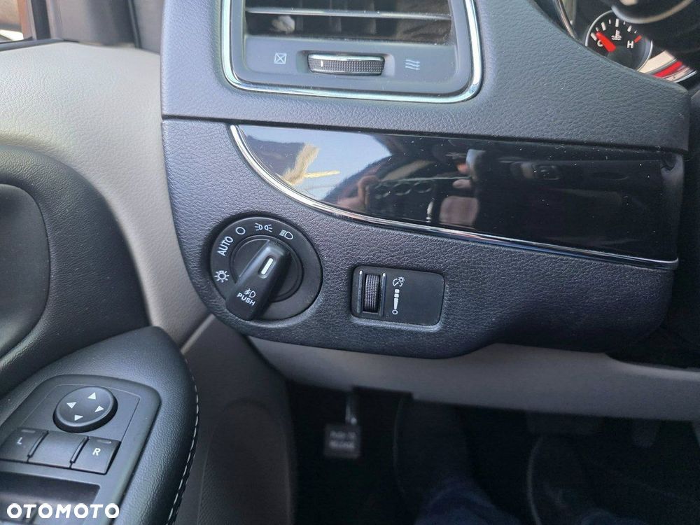 Dodge Grand Caravan - 11