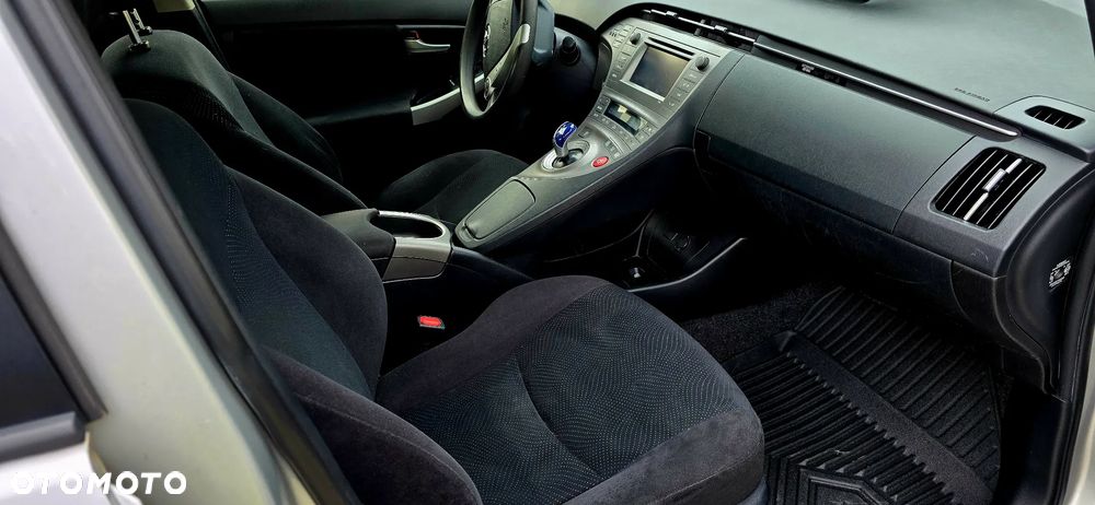 Toyota Prius (Hybrid) - 10