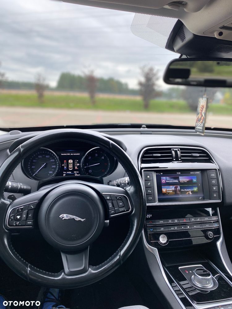 Jaguar XE 20d Prestige - 10