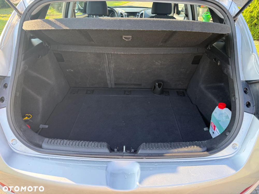 Hyundai i30 1.6 D Classic + - 14