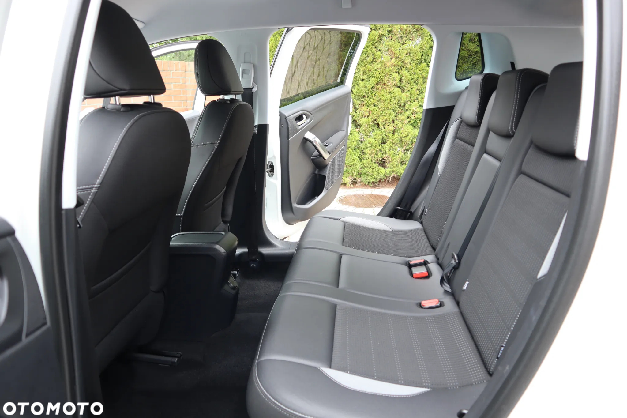 Peugeot 2008 1.2 Pure Tech Allure S&S - 13