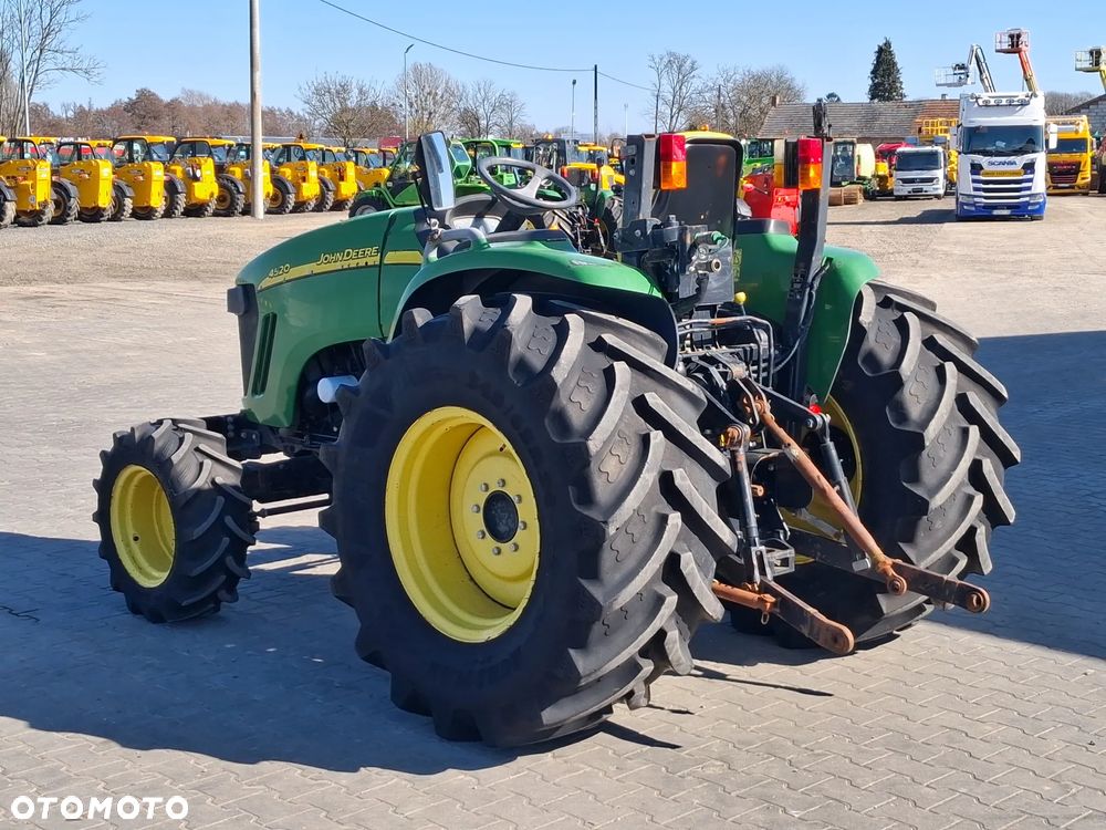 John Deere 4520 - 3