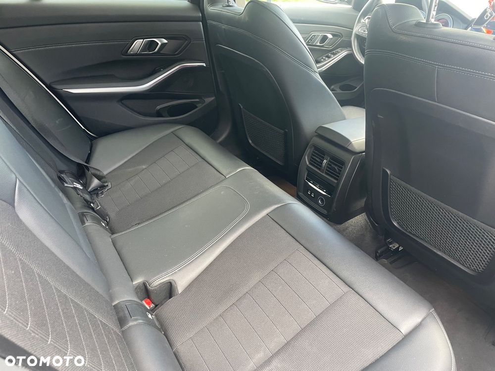 BMW Seria 3 318d Sport Line - 12