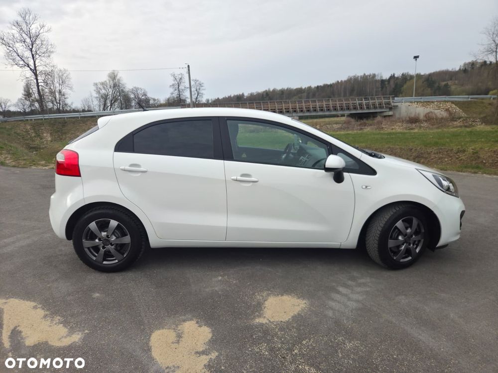 Kia Rio 1.2 L - 4