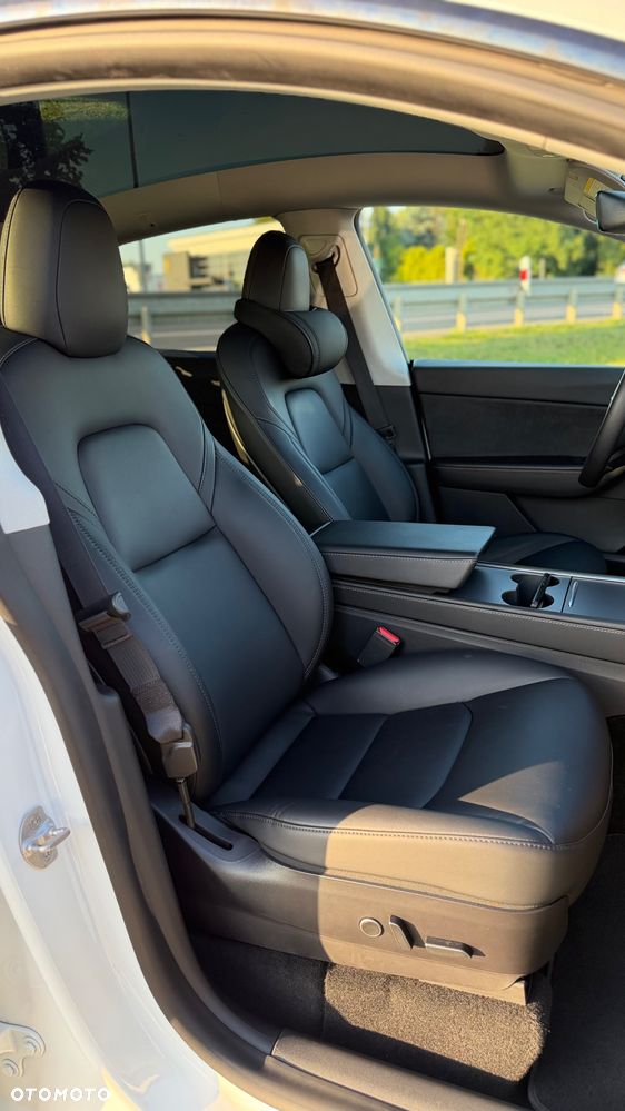Tesla Model Y Long Range AWD - 16