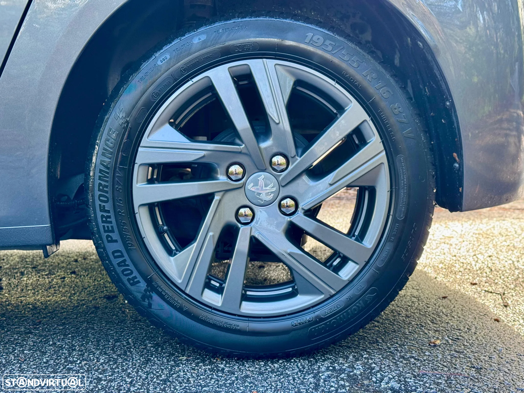 Peugeot 208 1.2 PureTech SE Style - 44
