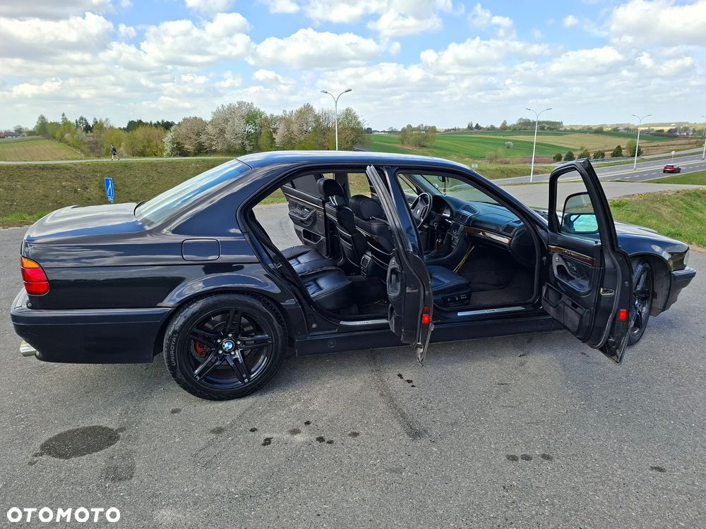 BMW Seria 7 750i - 8