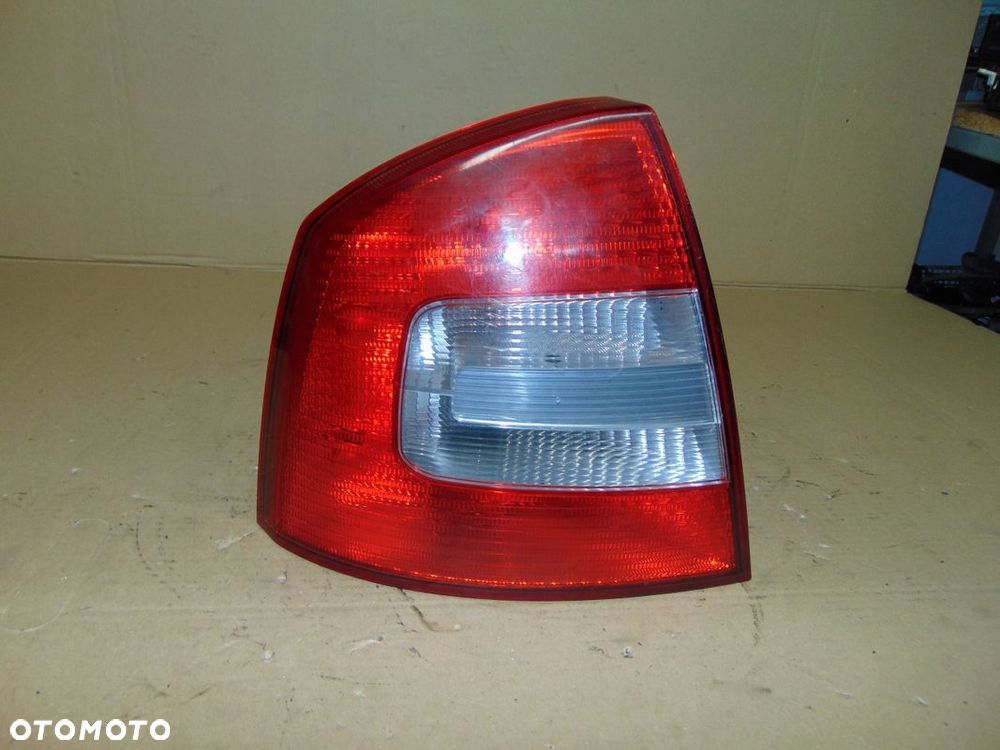 LAMPA LEWA TYŁ TYLNIA SKODA OCTAVIA II HB LIFT FL - 1