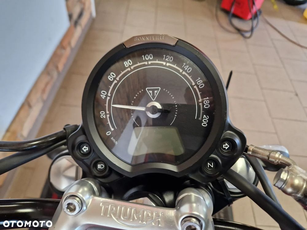 Triumph Street Twin - 23