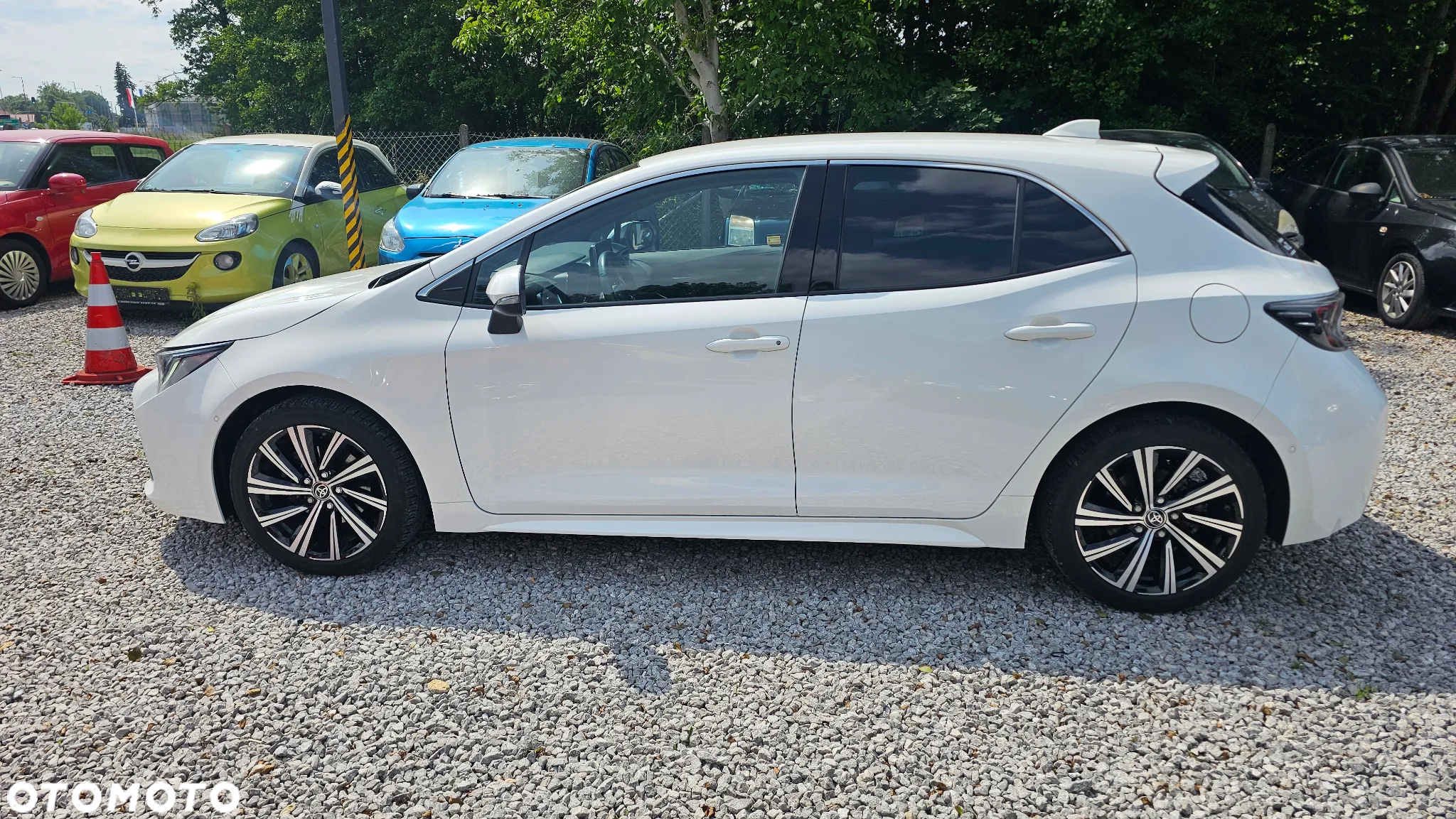 Toyota Corolla 1.8 Hybrid Black&White - 3