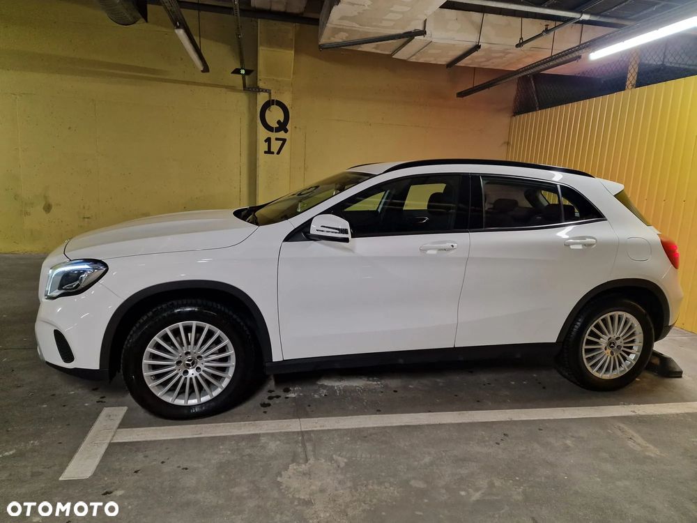 Mercedes-Benz GLA 180 7G-DCT - 10