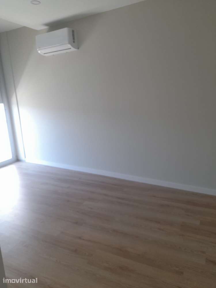 T1+1 com cozinha mobilada no centro de Vila Verde - Grande imagem: 5/8