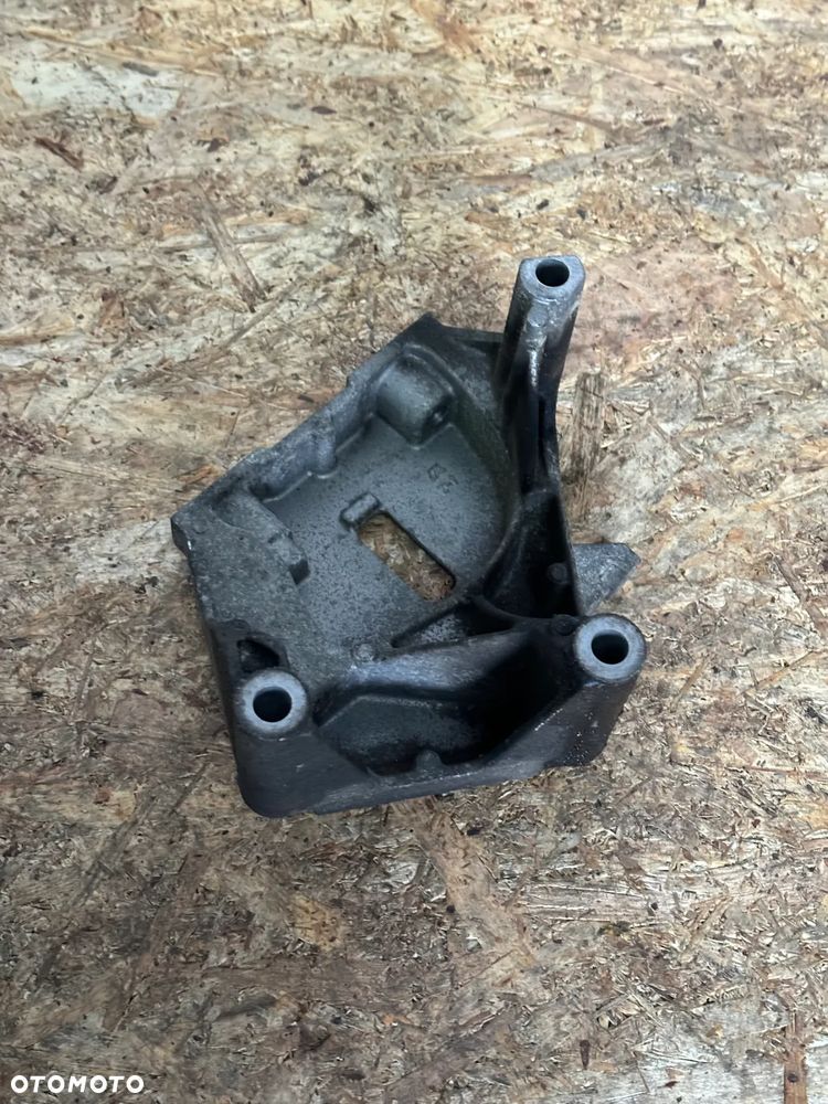 ŁAPA SILNIKA OPEL CORSA D 1.2 B 13248790 - 2