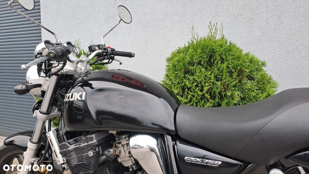 Suzuki GSX - 32