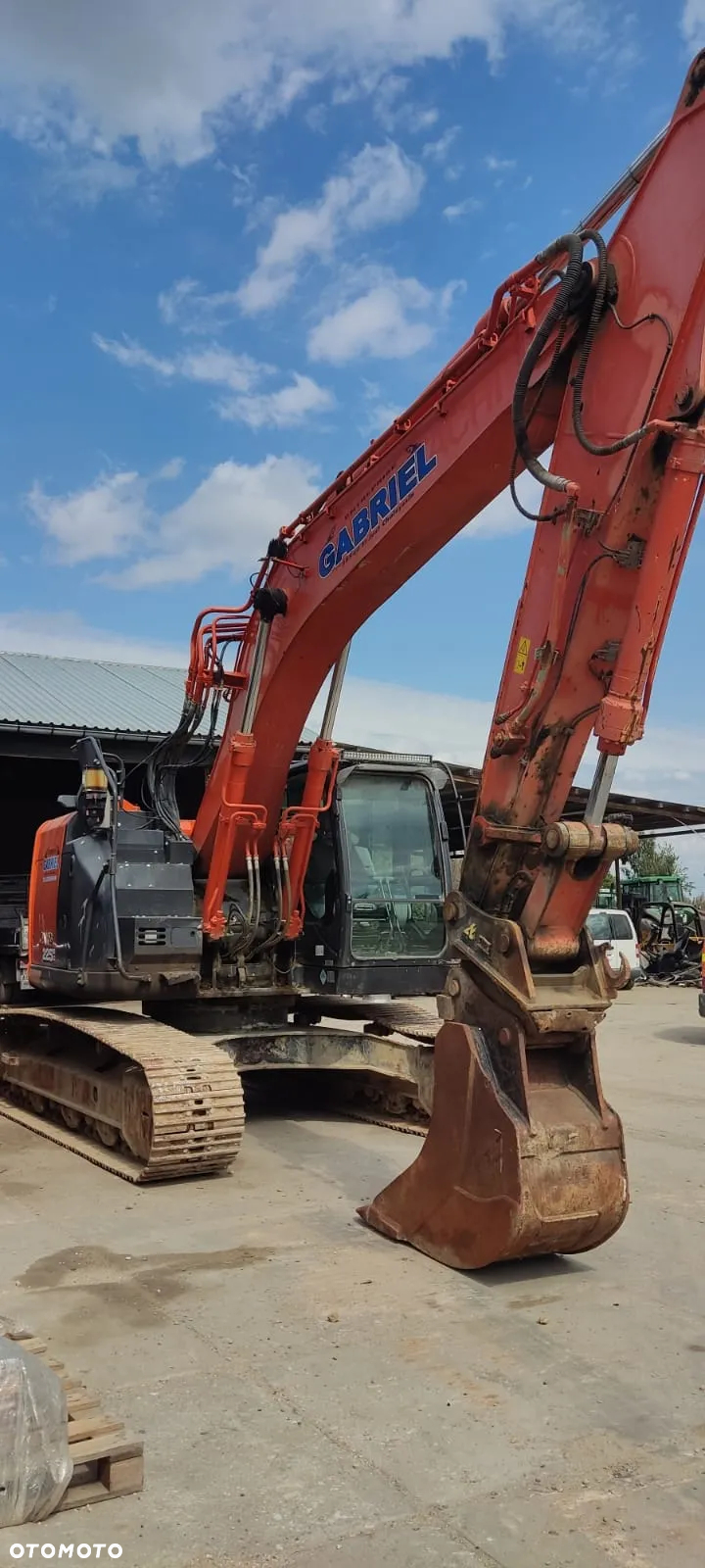 Hitachi ZX225 - 12