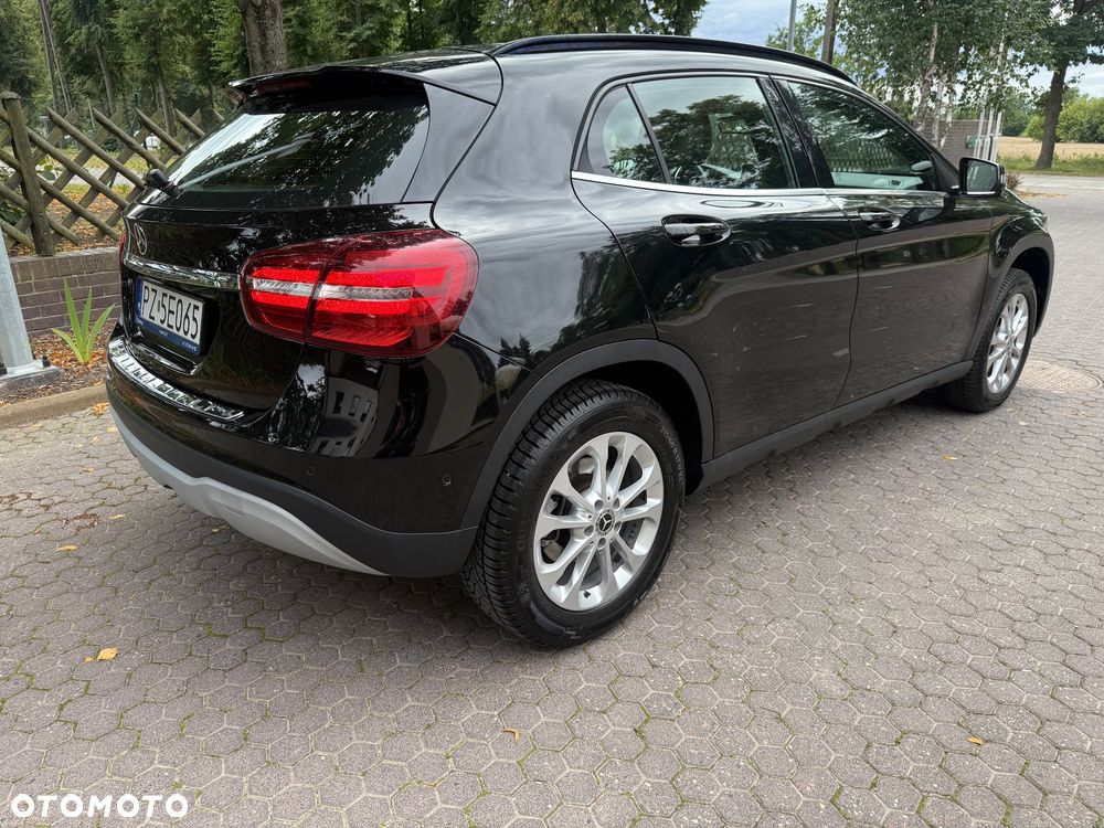 Mercedes-Benz GLA 180 7G-DCT - 10