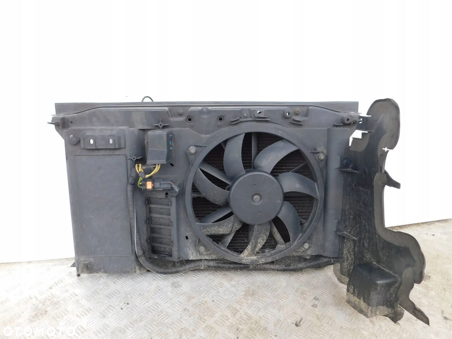 PAS PRZEDNI WENTYLATOR CHŁODNICE CITROEN C4 PICASSO 1.6 16V - 1