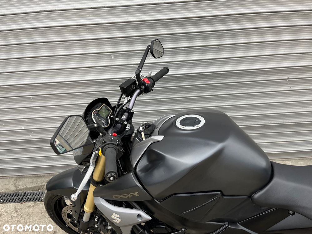 Suzuki GSR - 9
