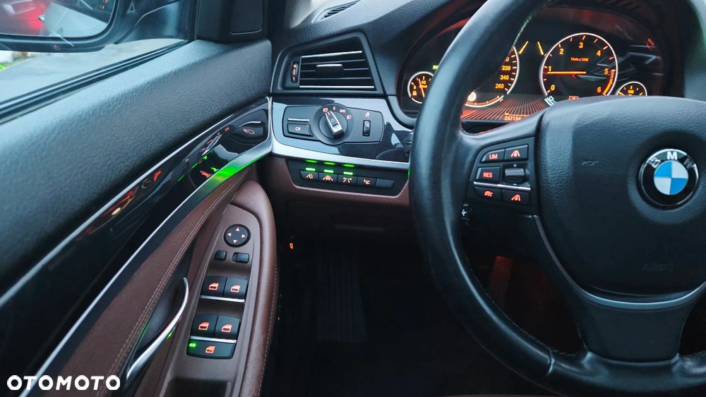 BMW Seria 5 525d xDrive - 17