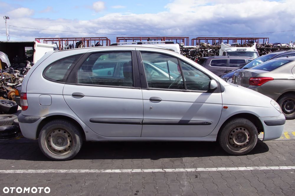 Auto na części - Renault Scenic I Lift 1.9 DTI 102 KM F9Q744 JB3983 MV632 2001R Silnik Skrzynia Drzwi Maska Błotnik Klapa Zderzak Lampa Lusterko Klamka Szyba Deska Kokpit Sterownik Moduł Czujnik Licznik Panel Kierownica - 8