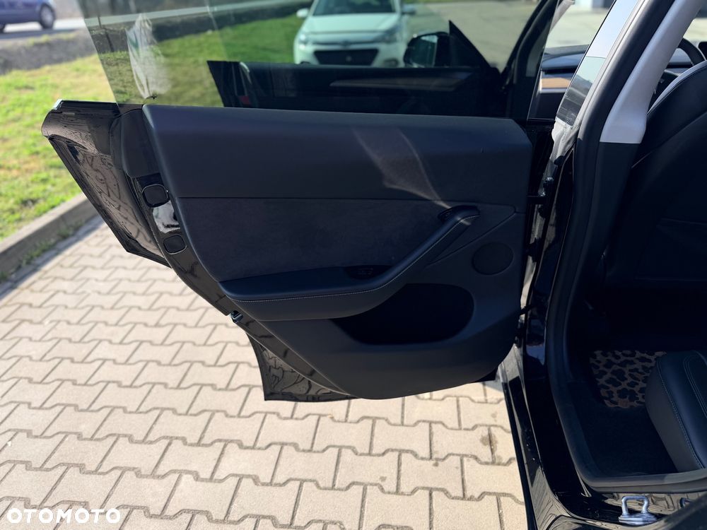Tesla Model Y Long Range AWD - 10