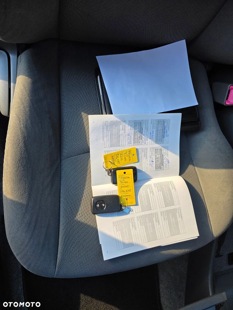 Toyota Prius (Hybrid) - 39