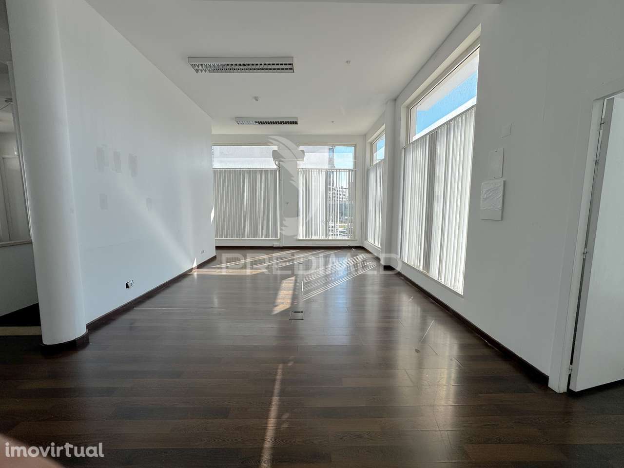 Loja no Laranjeiro no largo dos  CTT - Grande imagem: 4/10