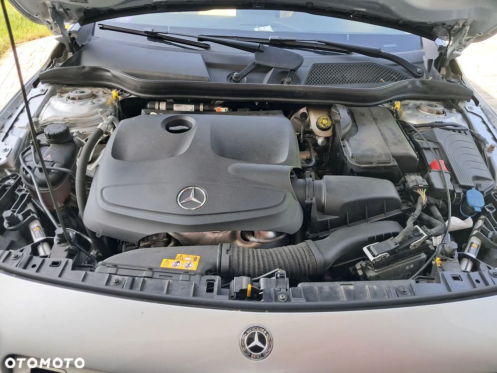 Mercedes-Benz GLA 180 7G-DCT - 21