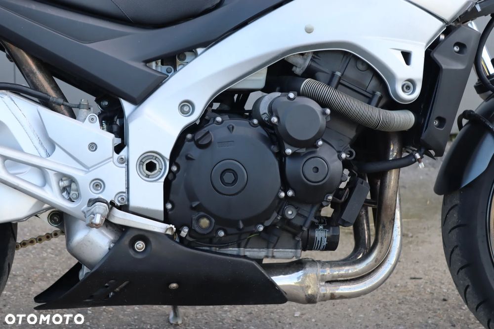 Suzuki GSR - 11
