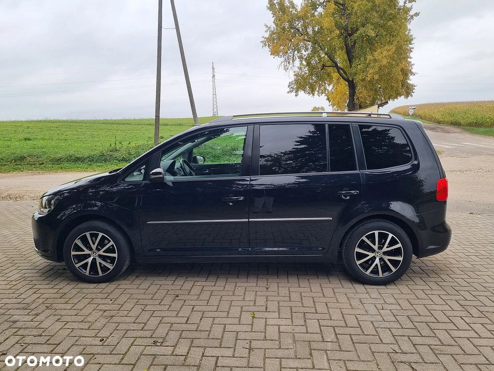 Volkswagen Touran 2011 photo 2