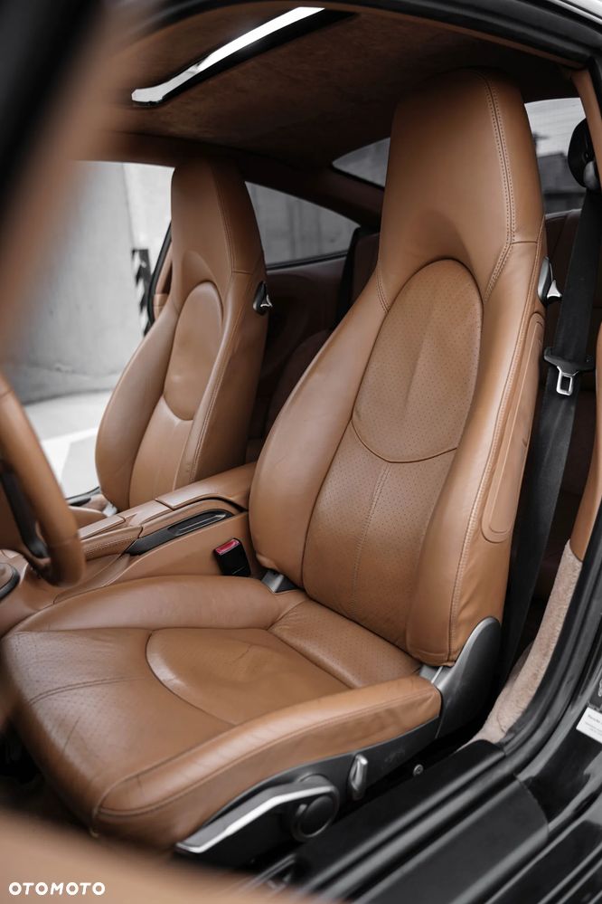 Porsche 911 Carrera - 26