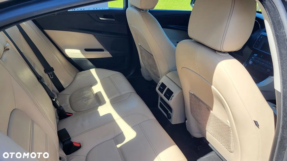 Jaguar XE 2.0 D Prestige - 12