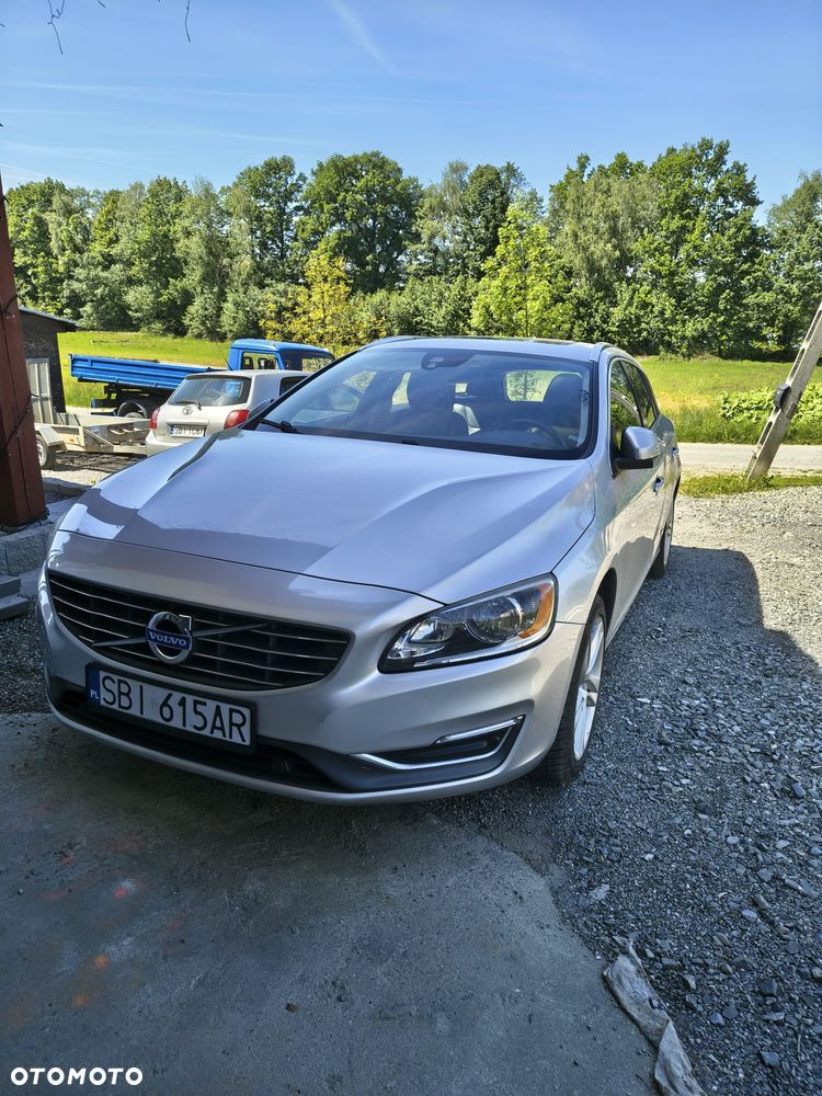 Volvo V60 T5 Drive-E Momentum - 1