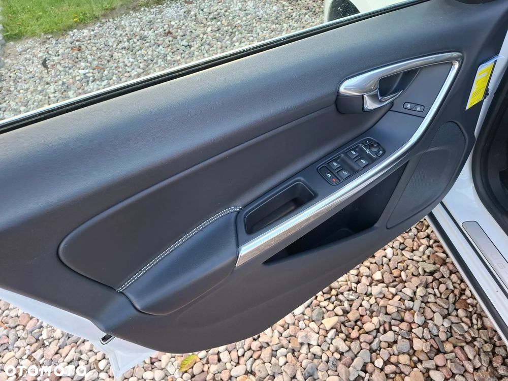 Volvo V60 D6 AWD Plug-in Hybrid R-Design Summum - 11