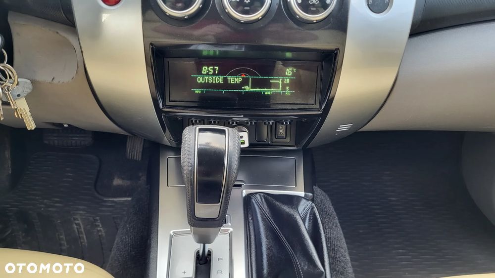 Mitsubishi Pajero Sport 2.5 DID Intense + - 26