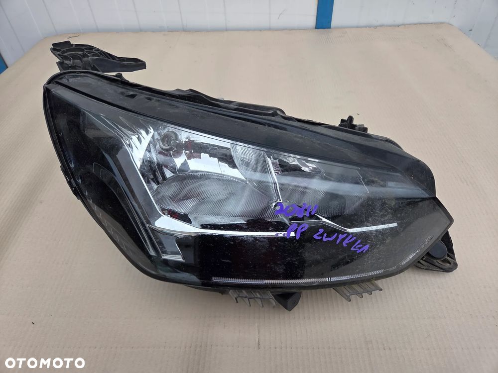 Lampa przednia prawa zwykła Peugeot 208 II  9823193880 - 1