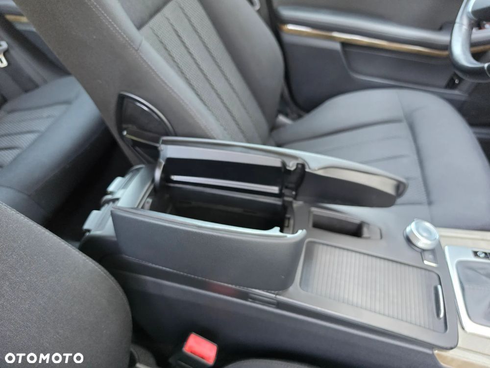 Mercedes-Benz Klasa E 200 CGI BlueEFFICIENCY Automatik Elegance - 32