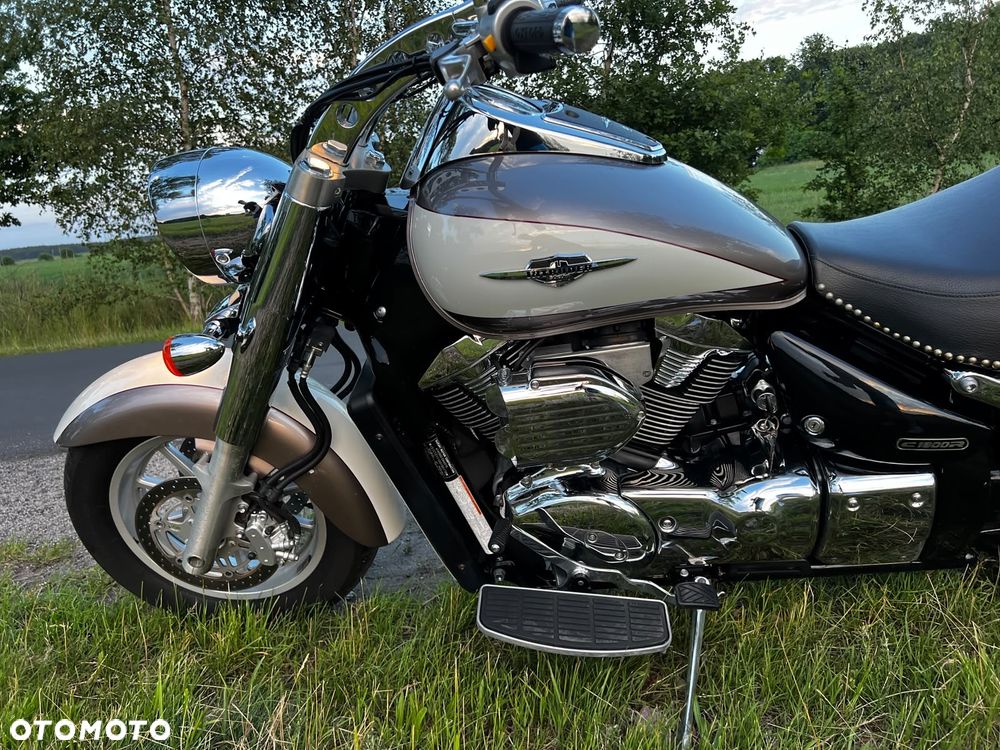 Suzuki Intruder - 13