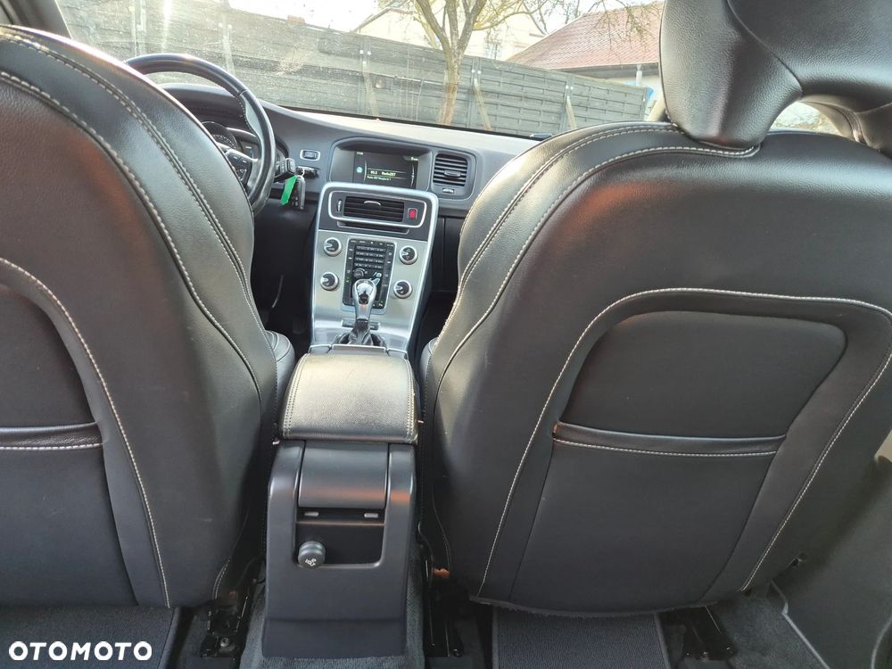 Volvo V60 D6 AWD Plug-in Hybrid R-Design Momentum - 8