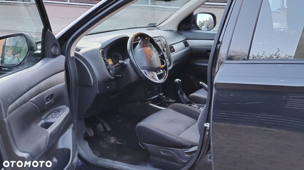 Mitsubishi Outlander 2.0 Invite + 2WD - 10