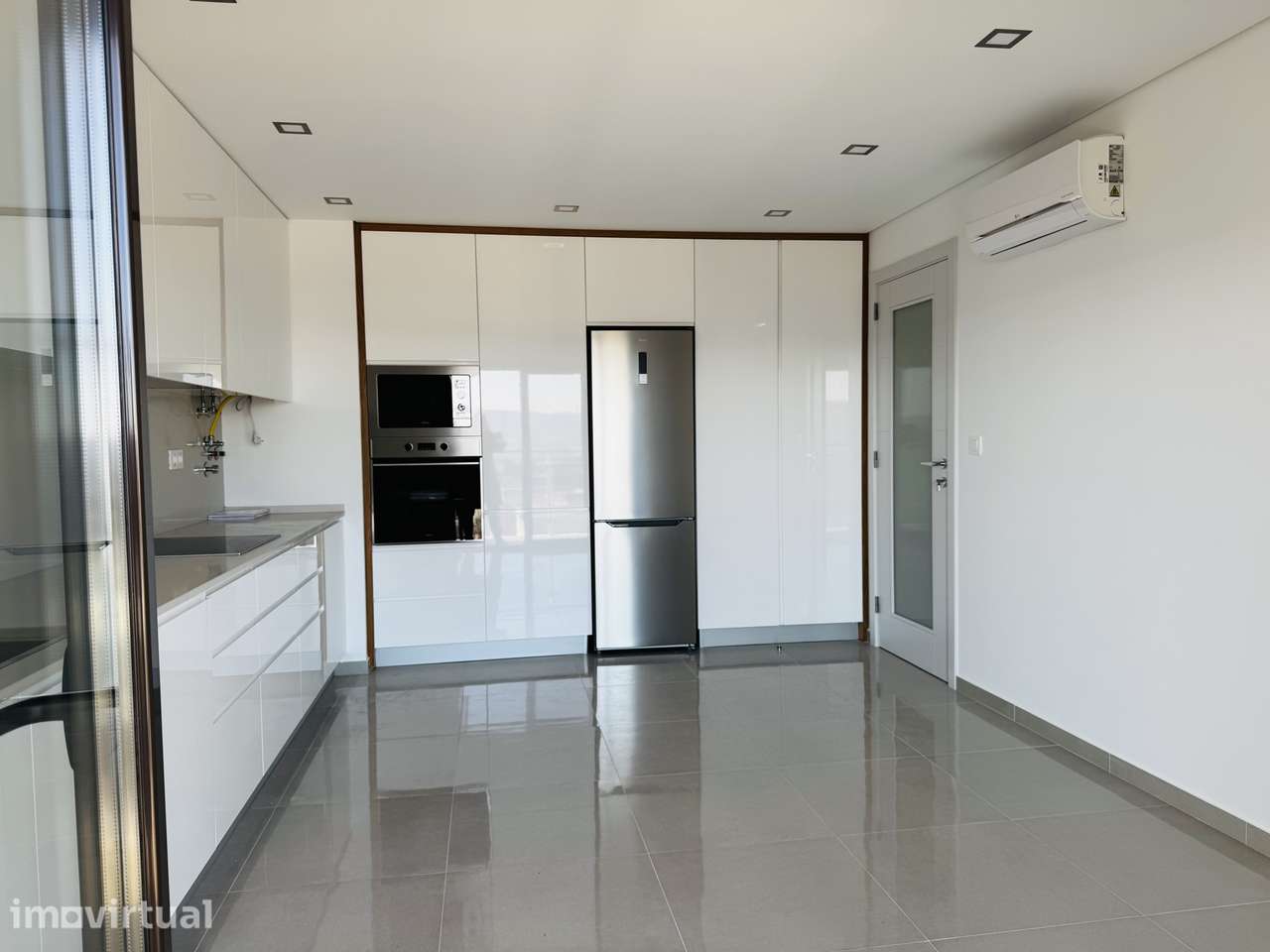 Apartamento T2 novo com varanda e garagem Junto ao Serra Shopping - Grande imagem: 2/20