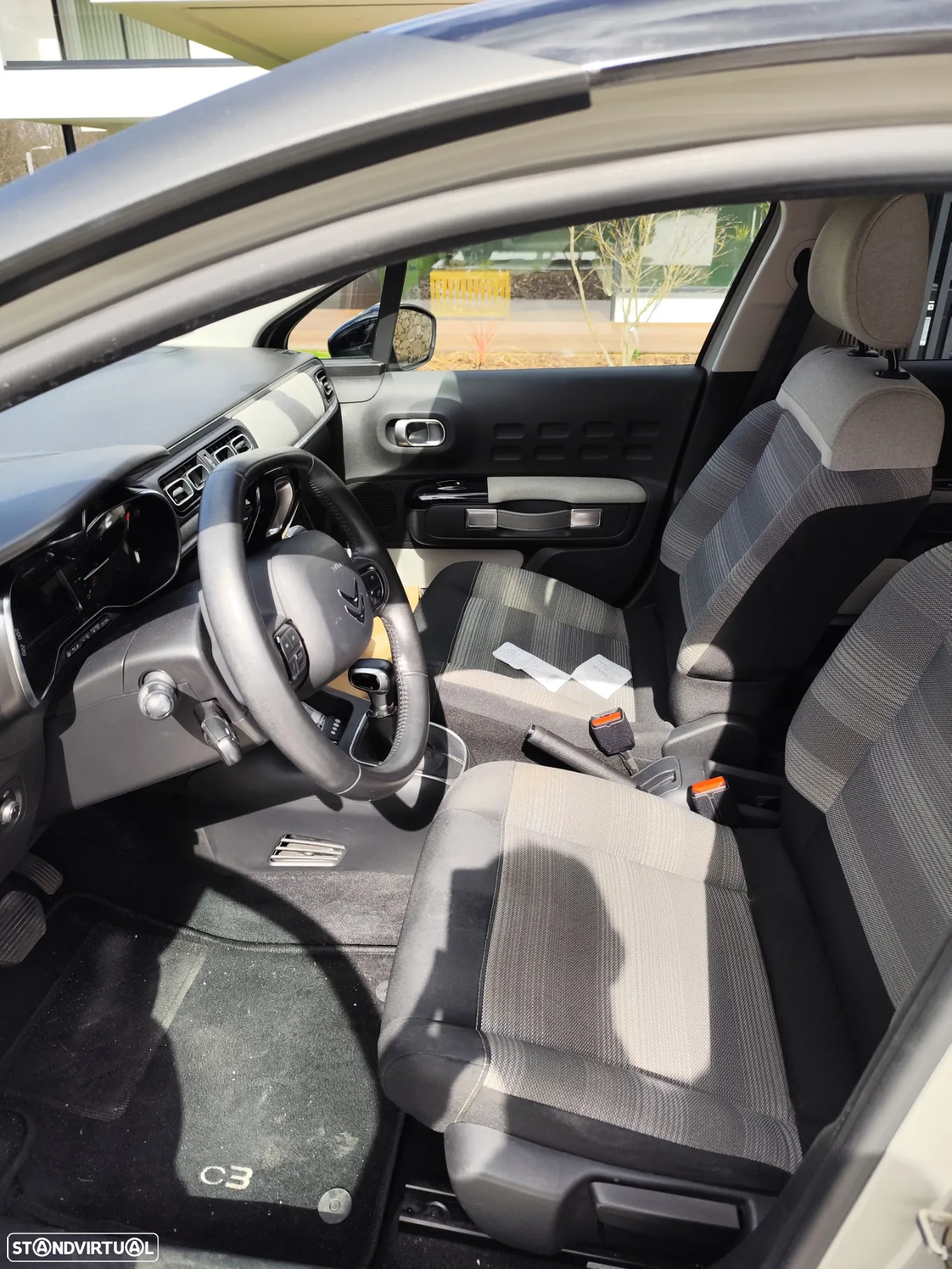 Citroën C3 1.2 PureTech Shine EAT6 - 10