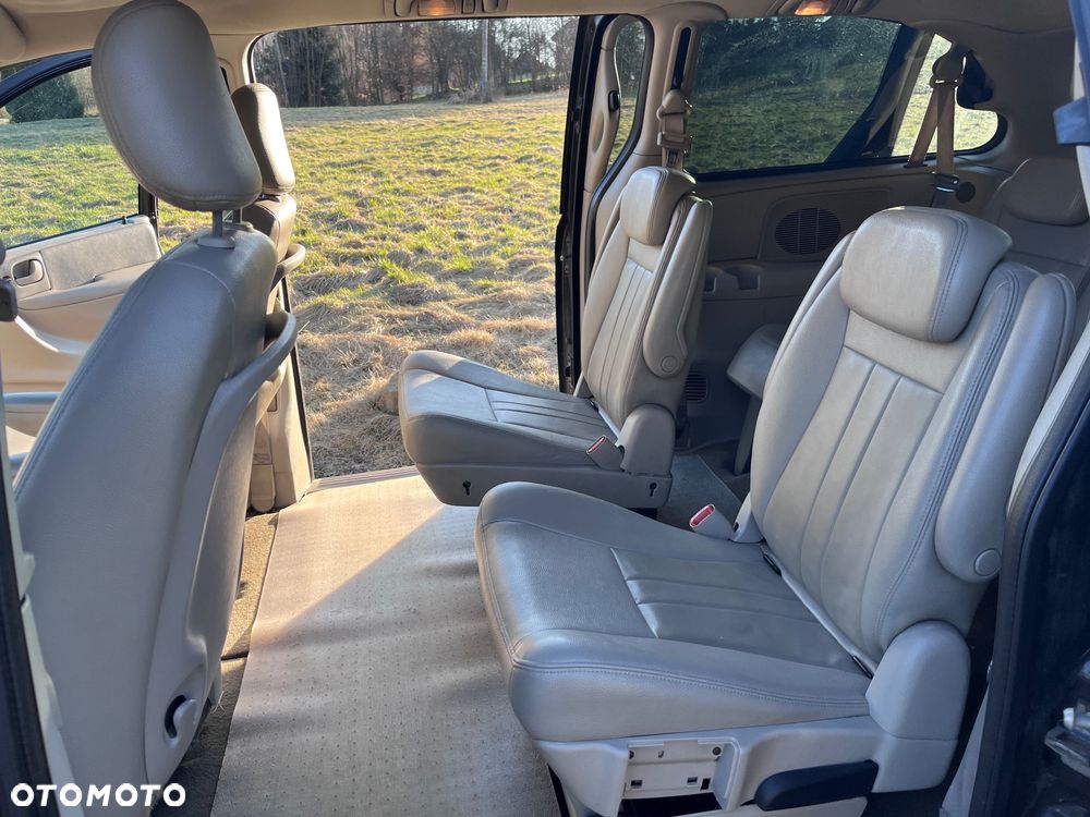 Chrysler Town & Country - 7