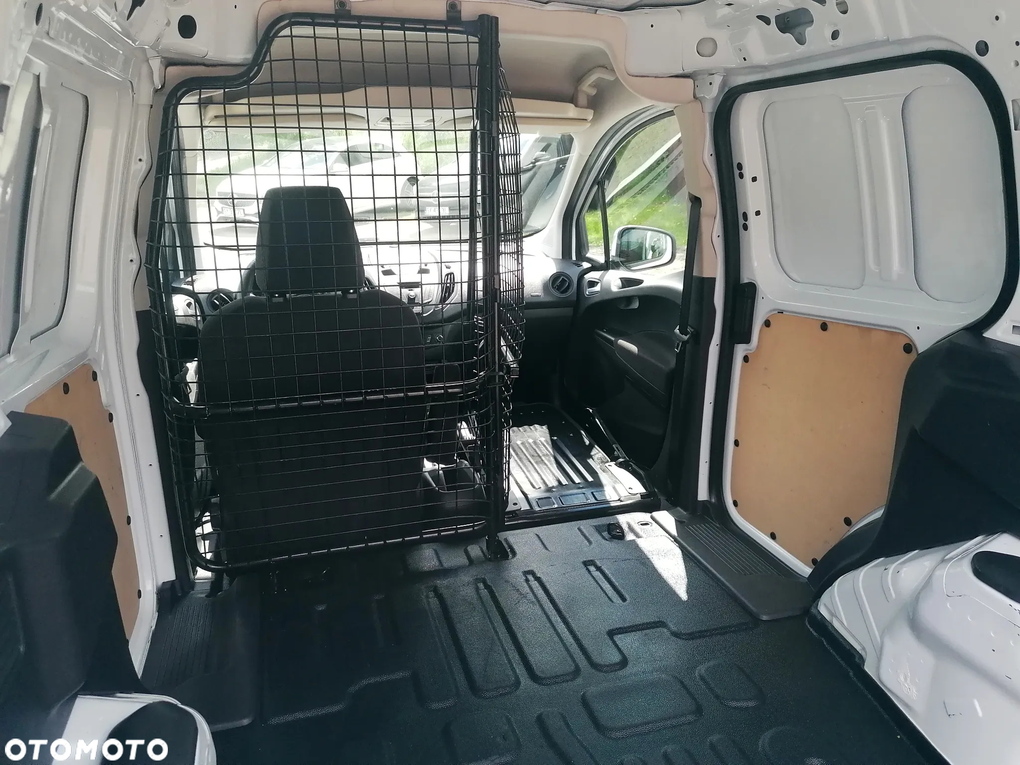Ford Transit Courier - 20
